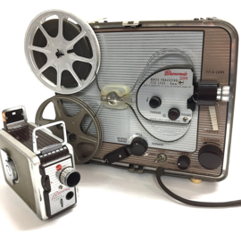 Nr.8734 -- ,,uit het jaar 1950,, mooie Kodak Brownie 500 movie projector voor dubbel 8 films samen met een Kodak Brownie movie camera voor dubbel 8 films, in 1 koop, beide zijn werkend en in goede staat ondanks bijna 75 jaar oud, voor de verzamelaar