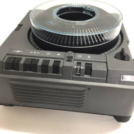 Nr.8788 - KODAK 5020 prof. kleinbeeld (5x5cm) carousel projector met dubbele 2x 82V-300 watt halogeenlamp,schneider kreuznach 100mm lens, timer, afstandsbediening,autofocus,vele mogelijkheden,  een later model, heeft service beurt gehad en werkt prima