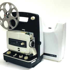 Nr.8869 -- Elmo FP-A voor standaard 8 mm super 8 mm films zonder geluid, 150 watt halogeenlamp, 120m spoelen heeft service beurt gehad en werkt naar behoren, met deksel en in orginele doos