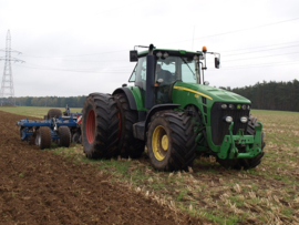 A0122 --16mm-- John Deere test of a tractor, spectaculaire documentaire van 20 minuten in mooie kleuren en Engels gesproken op spoel en in doos