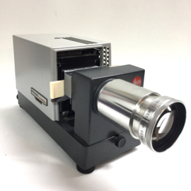 Nr.8144 -- prachtige  Leitz Prado Universal , kleinbeeld ( 5x5 cm )dia projector met zware Halogeenlamp Lamp: 24V 250W  Lens: Leitz Wetzlar Elmaron 2,8/150mm  met kleinbeeld dia houder, is in perfecte staat heeft service beurt gehad en werkt goed.