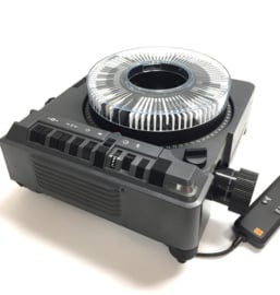 Nr.8784 -- KODAK ektapro 5000 prof. kleinbeeld (5x5cm) carousel projector met dubbele 2x 82V-300 watt halogeenlamp,150mm Kodak Retinar lens, timer, afstandsbediening,  autofocus, vele mogelijkheden etc. heeft service beurt gehad en werkt goed