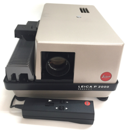 Nr.8792 -- Leica P2000 professionele kleinbeeld (5x5) diaprojector met Leitz Colorplan-P 1:2.5/90mm  met zware 250Watt halogeenlamp, afstandsbediening, handleiding en orginele koffer van leitz,heeft service beurt gehad en is als nieuw