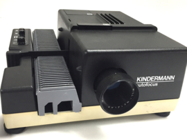 Nr.8689 -mooie Kindermann Autofocus kleinbeeld dia projector met  halogeenlamp: 24V 150W, Lens:  Isco-Gottingen V/2,8/85 mm met afstandsbediening, automatische scherpstelling met intervalschakelaar (timer) 3-30sec,heeft service beurt gehad en werkt goed
