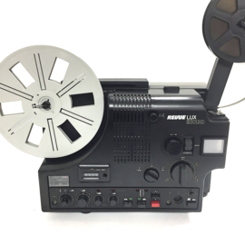 Nr.8860 -Revue Lux 2 Sound (is gelijk aan Chinon Sound 9500) voor super 8 mm films met of zonder geluid, 150W halogeenlamp opt/mag.geluid, 180m. spoelen, zeer uitgebreide projector, heeft service/revisie beurt gehad en werkt zeer goed
