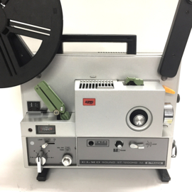 Nr.8858 -- Elmo ST-1200 HD 2-track voor Super 8 mm films, 150 watt halogeenlamp, geschikt VOOR 360 METER spoelen, 15W.zware versterker zeer solide projector heeft service/revisie beurt gehad en werkt prima
