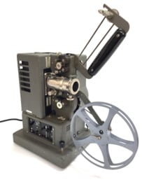 Nr.8245 -- 16mm-- Oldtimer , Orginele Siemens Heimprojektor uit 1950 met philips lamp - 50V 200W voor 16mm films zonder geluid, 220 volt, projector is getest en werkt naar behoren