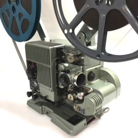 Nr.8606 -- Siemens projector voor 16mm films ZONDER GELUID  , lamp 750 watt, geschikt voor 600 meter spoelen, met 50 mm objectief, projector is in  goede  werkende staat of voor decoratie, prachtig industrieel exemplaar uit de jaren '60