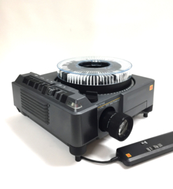 Nr.8784 -- KODAK ektapro 5000 prof. kleinbeeld (5x5cm) carousel projector met dubbele 2x 82V-300 watt halogeenlamp,150mm Kodak Retinar lens, timer, afstandsbediening,  autofocus, vele mogelijkheden etc. heeft service beurt gehad en werkt goed
