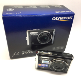 Z.g.a.n. in orginele doos de beroemde digitale Olympus stylus 9000, het kleinste fototoestelletje 9 x 6 x 3 cm, zeer veel mogelijkheden, ook video, incl. batterijen en oplader
