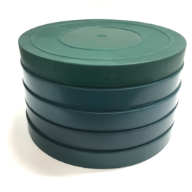 Mooie filmopberg dozen kleuren groen , grijs of zwart voor 1 akte 35mm doorsnee 37.5 cm, hoogte 4 cm. geschikt voor 2 spoelen 16mm x 550 meter 16mm, deze dozen zijn in nieuwstaat , per doos