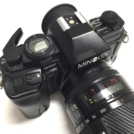 Minolta 9000 AF met Minolta zoomlens 28 - 135mm 1:4 automatische scherpstelling, deze camera is getest zonder film, The Minolta 9000 AF is a professional Single-lens reflex autofocus camera, introduced by Minolta in August 1985