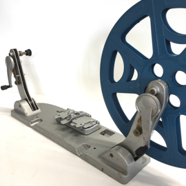 Nr.9128 -- zeer mooie Siemens 16mm. omspoeler voor 550 meter spoelen met orginele Siemens plakpers geheel van alminium,makkelijk opbergen is inklapbaar,geschikt voor 550m. spoelen 16mm, heeft service beurt gehad en werkt prima