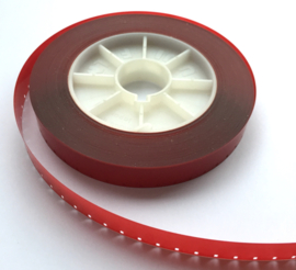 W81 -- Rode aanloop film met 1 zijde perforatie, lengte ca.30 meter op kern, dikte is gelijk aan gewone 16mm films