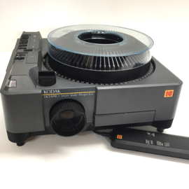Nr.8788 - KODAK 5020 prof. kleinbeeld (5x5cm) carousel projector met dubbele 2x 82V-300 watt halogeenlamp,schneider kreuznach 100mm lens, timer, afstandsbediening,autofocus,vele mogelijkheden,  een later model, heeft service beurt gehad en werkt prima