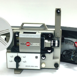 Nr.8866 - mooie zware Eumig Mark 8 voor  Super 8mm films zonder geluid , heeft 100W.losse halogeenlamp projector heeft  interne spiegel Spoelcapaciteit: 120 m. heeft service/revisiebeurt gehad, afdekkap en werkt prima