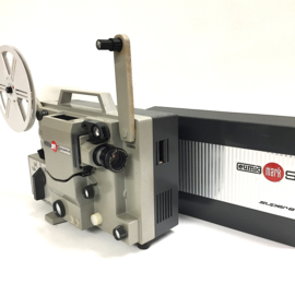 Nr.8885 -- EUMIG super 8 projector met buizenversterker voor super 8 films met of zonder geluid. Lens Eumig Euprovar F;1.3 F:13-25 mm losse halogeenlamp 12V 100 W  Spoel capaciteit: 120 m. heeft service beurt gehad en werkt goed