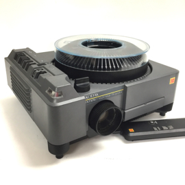 Nr.8788 - KODAK 5020 prof. kleinbeeld (5x5cm) carousel projector met dubbele 2x 82V-300 watt halogeenlamp,schneider kreuznach 100mm lens, timer, afstandsbediening,autofocus,vele mogelijkheden,  een later model, heeft service beurt gehad en werkt prima