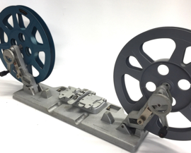 Nr.8894 -- Siemens 16mm. omspoeler voor 250 meter spoelen met  orginele Siemens plakpers geheel van alminium,makkelijk opbergen is inklapbaar,geschikt voor max. 250 meter. spoelen 16mm, heeft service beurt gehad en werkt prima