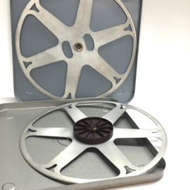16mm metalen splitspoel voor 650 meter 16mm film op kern in metalen vierkanten doos