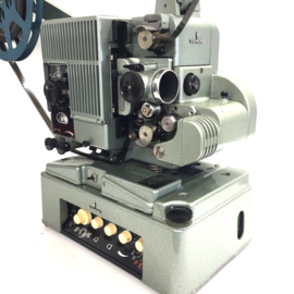 Nr.8898 -- in zeer goede staat verkerende 16mm Siemens 2000 projector met zware buizen versterker, voor 600 m. spoelen, 750 Watt lamp,regelbare snelheid, optisch geluid, gewoon 230 volt  heeft gehele revisiebeurt gehad en werkt zeer goed