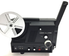 Nr.8708 -- Chinon Sound 6100  voor Super 8 mm films met of zonder geluid,heeft gelijkstroom motor geschikt voor 180m. spoelen,halogeenlamp, zoomlens, heeft service beurt gehad en werkt prima