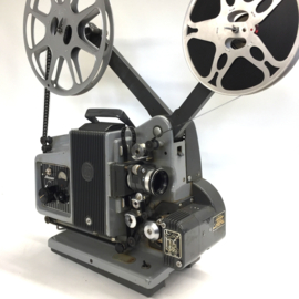Nr.9122 -- in orginele staat verkerende Bauer P5 (  1955-1965) voor films zonder geluid met Isco Gottingen 50mm lens, tot 750 Watt lamp, gewoon 220V. met geluidskop, zonder versterker, projector heeft service beurt gehad, nieuwe snaren/condensators