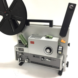 Nr.8858 -- Elmo ST-1200 HD 2-track voor Super 8 mm films, 150 watt halogeenlamp, geschikt VOOR 360 METER spoelen, 15W.zware versterker zeer solide projector heeft service/revisie beurt gehad en werkt prima