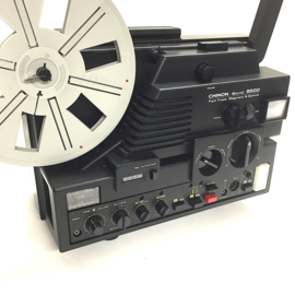 Nr.8845 --Super 8 -- prachtige Chinon 9500 voor super 8 films zowel magnetisch als optisch geluid,  met een sterke halogeenlamp 15v-150W, lens: Chinon Zoom f: 1,3 F: 15-30 mm, zeer veel mogelijkheden, heeft service beurt gehad en werkt goed