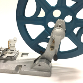 Nr.8841 -- zeer mooie Siemens 16mm. omspoeler voor 600 meter spoelen met orginele Siemens plakpers geheel van alminium,makkelijk opbergen is inklapbaar,geschikt voor 600m. spoelen 16mm, heeft service beurt gehad en werkt prima