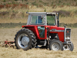 Nr.16407 --16mm "Massey Ferguson MF-500 Series Tractors", reclame filmpje uit 1962 van de 400/500 series Ferguson combinatie's, speelduur 10 minuten mooi van kleur en Engels gesproken, compleet opspoel en in doos