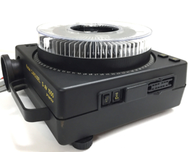 Nr.8778 - Kodak Carousel S-AV 1050 voor kleinbeeld dia's (5x5 cm)  halogeenlamp: 24V 250W, met Kodak Ektapro 36mm  lens, voor groot beeld op korte afstand, incl.afstandsbediening/ diacarousell voor 80 dia's heeft service beurt gehad en is in goede staat