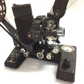 Nr.8800 -- 16mm -- Bell & Howell Showmaster Filmo model 129 uit 1940 silent projector voor 16mm films, geschikt voor grote spoelen, in orginele staat met orginele lamp, de projector werkt prima 110 volt