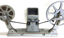 Zeiss Ikon 16mm filmviewer , mooi scherp beeld , is klein en compact, geheel inklapbaar zie foto's, met omspoelers van Siemens geschikt voor 500 meter spoelen, heeft service beurt gehad en werkt goed