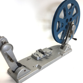 Nr.9128 -- zeer mooie Siemens 16mm. omspoeler voor 550 meter spoelen met orginele Siemens plakpers geheel van alminium,makkelijk opbergen is inklapbaar,geschikt voor 550m. spoelen 16mm, heeft service beurt gehad en werkt prima
