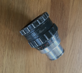 PL047  -- 16mm, oude Muller AMAMORPHIC (cinemascoop) lens, doorsnee 40mm , is helder en scherp vanaf ongeveer 2  meter uiterlijk in matige staat maar verder helder en goed