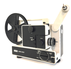 Nr.8133--  Eumig Mark 605 D voor standard 8 mm super 8 mm film  lens:  Vario Eupronet f : 1,6 F : 17-30 mm, lamp : 100 W- 12 Volt,  projectiesnelheid : 6 , 9 , 18 fps  heeft service beurt gehad en is in goede staat