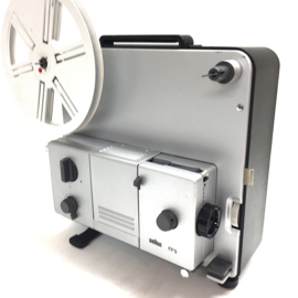 Nr.8753 -- Braun FP5 Filmprojector voor super 8 mm films halogeen lamp : 100 W , 12 V ,  lensTravenon f : 1,3 F : 16,5-30 mm spoel  120m.projectie snelheid: 18 , 24 fps heeft service beurt gehad en werkt goed
