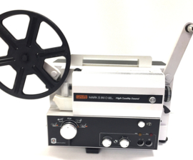 Nr.8694 -- 2 formaten geluidsprojector de Eumig Mark S 810 D high Quality Sound voor dubbel 8 mm  en super 8 mm films MET GELUID, 100W halogeenlamp, zoomlens, 180 m.spoelen,heeft service beurt gehad en is in nieuwstaat