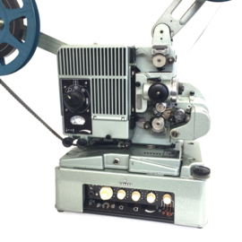 Nr.8898 -- in zeer goede staat verkerende 16mm Siemens 2000 projector met zware buizen versterker, voor 600 m. spoelen, 750 Watt lamp,regelbare snelheid, optisch geluid, gewoon 230 volt  heeft gehele revisiebeurt gehad en werkt zeer goed