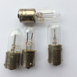 Nr. R185 lampje PHILIPS type 7253N met bajonet 4 volt 0.75 A , dikte 1,6 cm lengte 4,5 cm