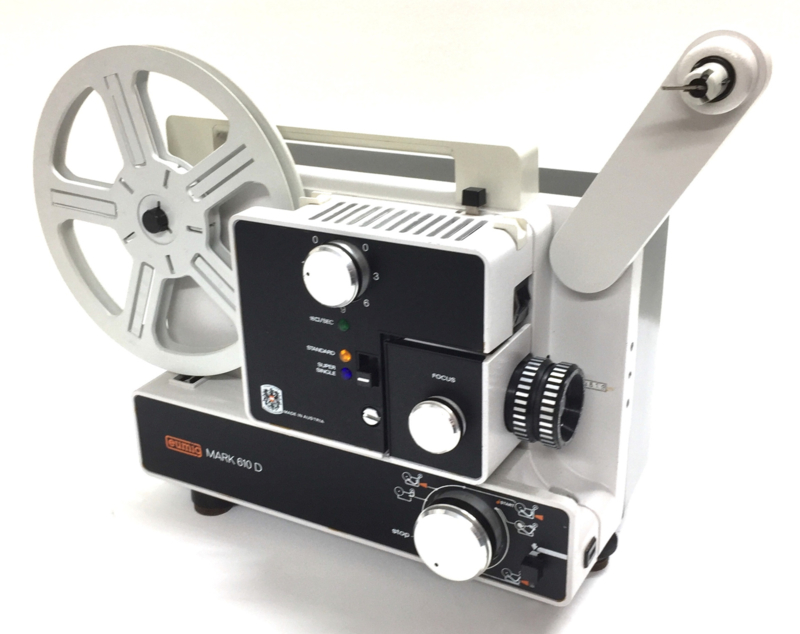 Nr.8413 - In nieuwstaat verkerende Eumig Mark 610 D  voor dubbel8/standaard 8 & Super 8 mm film, Form.: door schakelaar, Eumig  zoomlens f: 1.3 F: 15-30 mm Halogeen Lamp: 100 W, 12 V, heeft onderhouds beurt gehad projector is in zeer goede staat