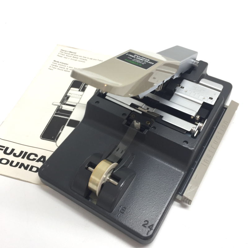 Fujica 2 track sound splicer (voor single 8 en super 8) voor tape met handleiding en met tape voor ca.75 lassen, deze plakpers is zo goed als nieuw
