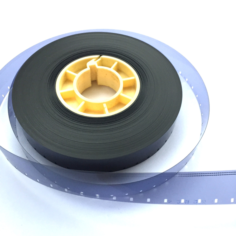 W84 -- Transparante aanloop film met aan 1 zijde perforatie, lengte ca.30 meter op kern, dikte is gelijk aan gewone 16mm films