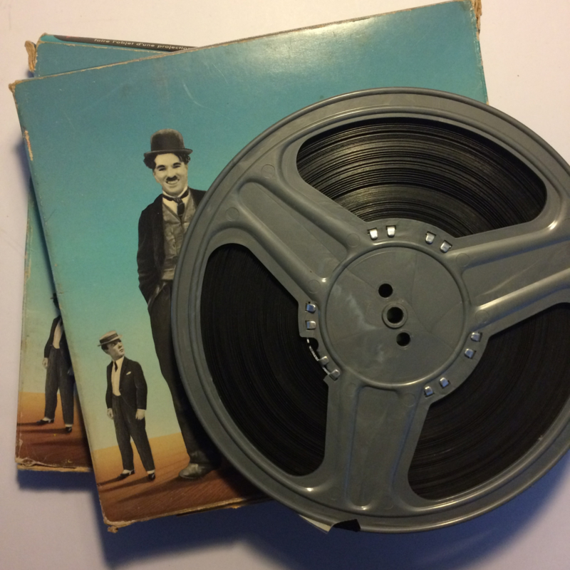 Nr.1209 -- 9,5 mm speelfim  --  Charlie Chaplin in het theater zwartwit silent zit op 2 spoelen van ca.120 meter in de orginele dozen van Film Office