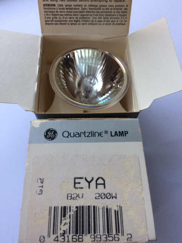 Nr. R148 Quartzline General Electric EYA 82 volt - 200w. halogeen spiegel projectie lamp