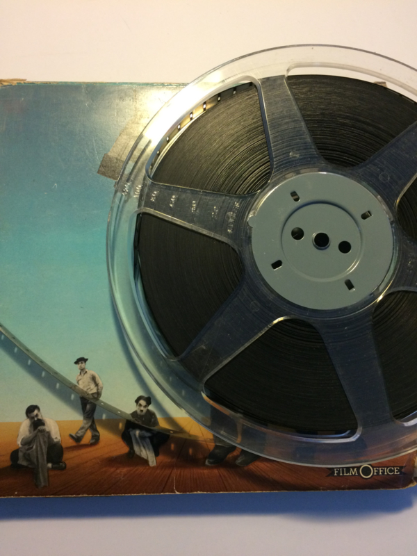 Nr.1201 -- 9,5 mm speelfim  -- Laurel en Hardy Below Zero (1930) 20min | Short, Comedy | 26 April 1930 (USA)zwartwit silent 1 spoel van ca.120 meter Film Office in orginele fabrieks doos