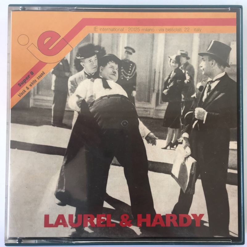 Nr.6950 - Super 8 sound --Laurel en Hardy ,,Two Stars 1933,,  19 mininuten met Engels geluid | Comedy, Short | (USA 1933) zwartwit 120 meter orginele doos