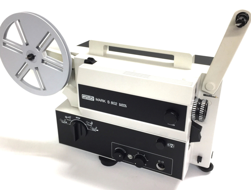 Nr.8337 -- Eumig Mark S 802 voor super 8 mm film met en zonder geluid, lens: Eumig Vario-Eupronet f: 1.6 F: 17-30 mm halogeen lamp: 100 W, 12 V, EFP spoel capaciteit: 180 m.heeft service beurt gehad en werkt prima