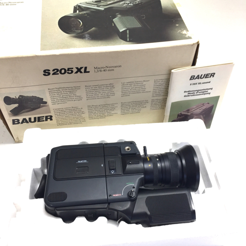 Nr.8148 -- prachtige nog als nieuw en in doos Bauer S 209 XL  super 8  filmcamera geluids- en stille super 8-cartridge lens: Bauer Macro Neovaron f: 1.2 \ F: 8-40 mm met microfoon en gebruiks handleiding